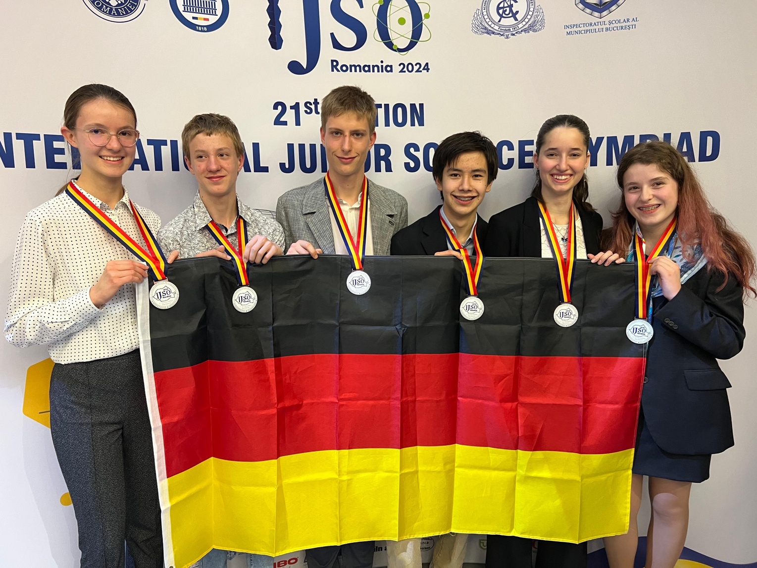 Gruppenfoto des deutschen National-Teams: Marie Lautenschlager (Bronze), Michael Hahn (Silber), Leonhard Beyer (Bronze), Dominik Stauff (Silber), Elise Wagner (Bronze), Maria Anna Salsa (Silber). 